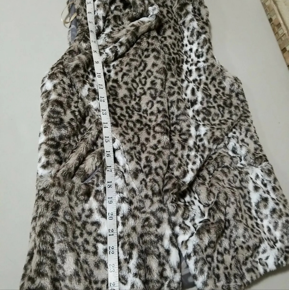 NWT Women's Vest Faux fur size Xs and Medium Multi-colored open pockets - Picture 6 of 11